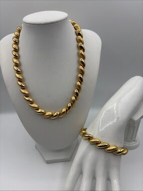 Brushed and Shiny Goldtone Twisted Link Necklace & Bracelet Set JP470
